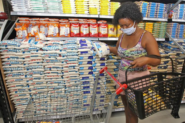 No acumulado do ano, devido aos impactos da pandemia do coronavírus, a taxa foi negativa em 4,4%