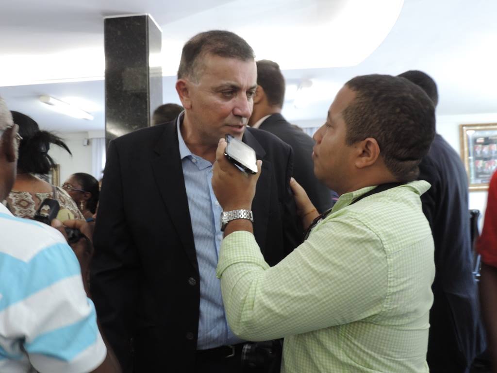 Na imagem, o prefeito Raimundo da Cruz Bastos, conhecido como Pompilio Na imagem, o prefeito Raimundo da Cruz Bastos, conhecido como Pompilio