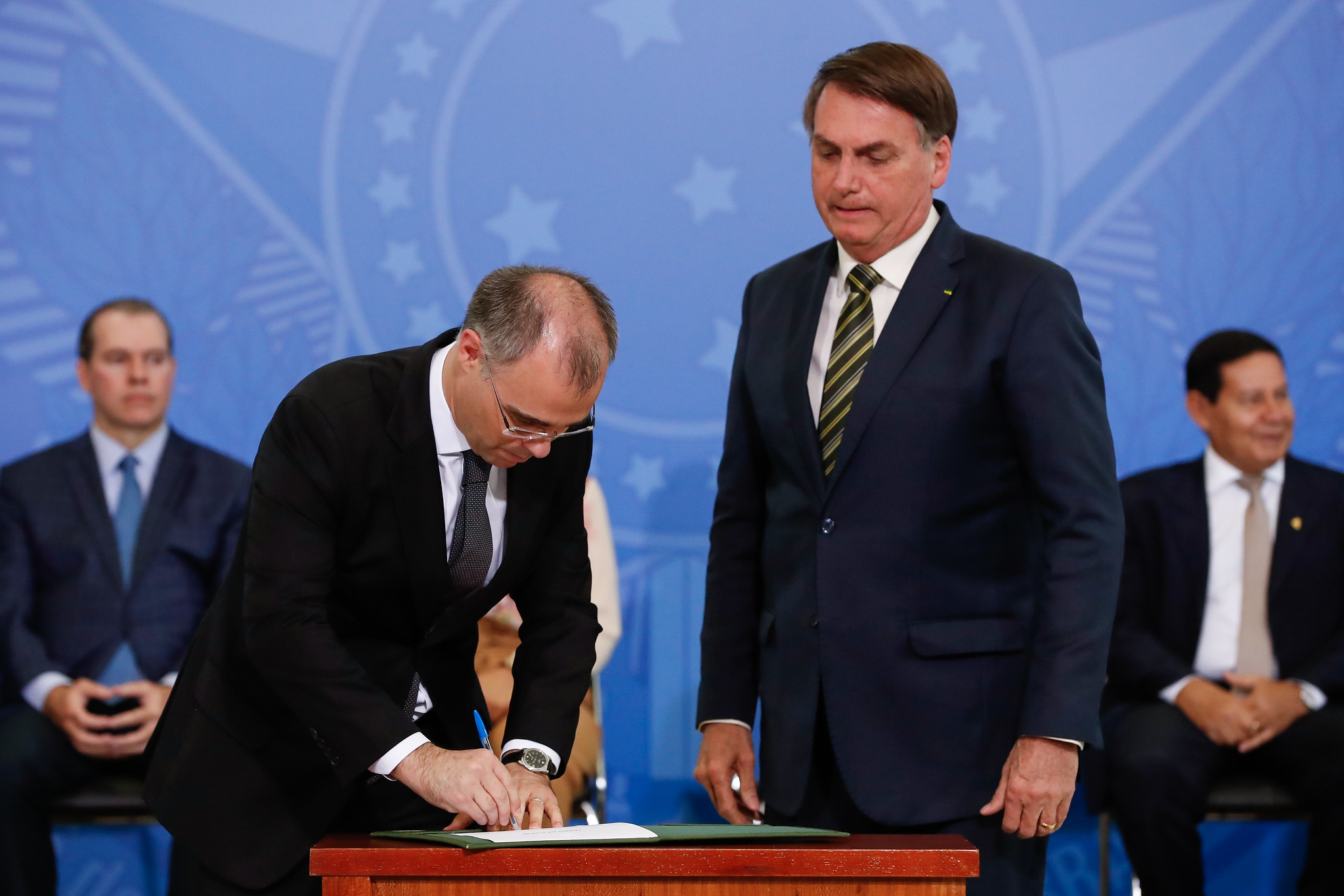 Medida concede autorização permanente a quem já estava trabalhando antes de nova lei