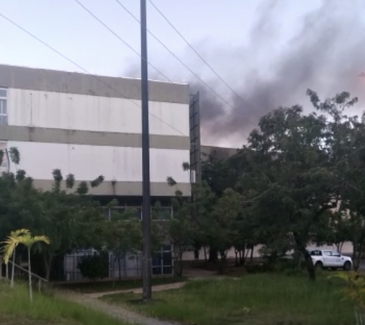 Prédio da Seinfra pega fogo e incêndio é controlado pelos Bombeiros Prédio da Seinfra pega fogo e incêndio é controlado pelos Bombeiros