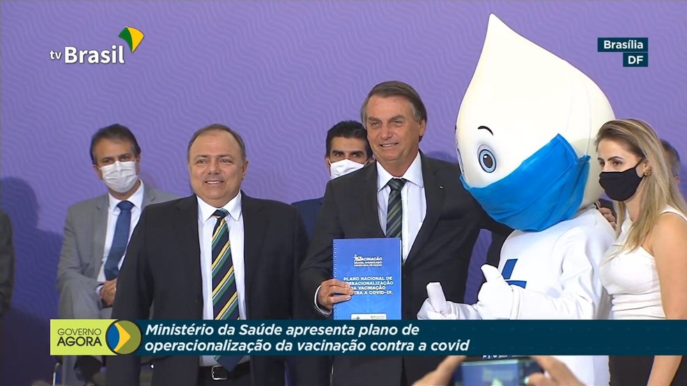 O mascote estava de máscara; o presidente, não
