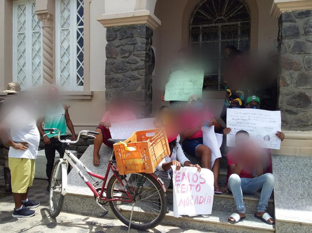 A comunidade informou que ficaria no local até ser recebido pelo prefeito atual e pelo prefeito eleito A comunidade informou que ficaria no local até ser recebido pelo prefeito atual e pelo prefeito eleito