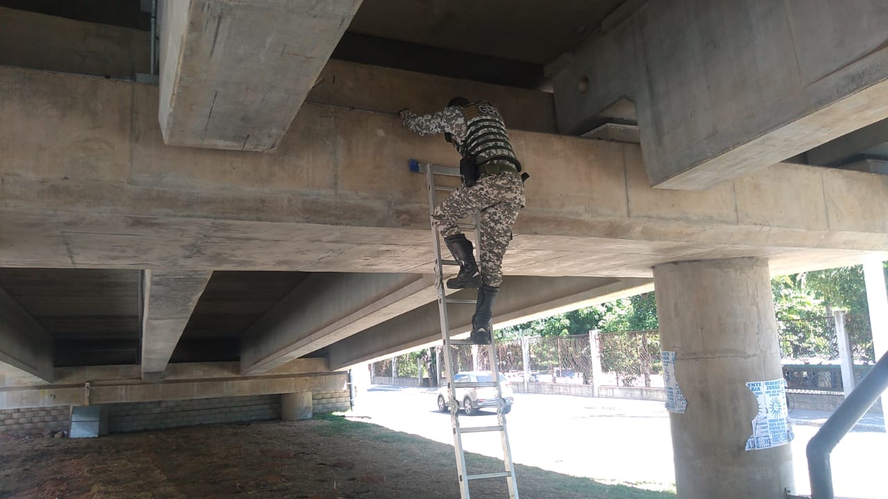 Os homens foram encaminhados para a Central de Flagrantes do Iguatemi, com o material apreendido