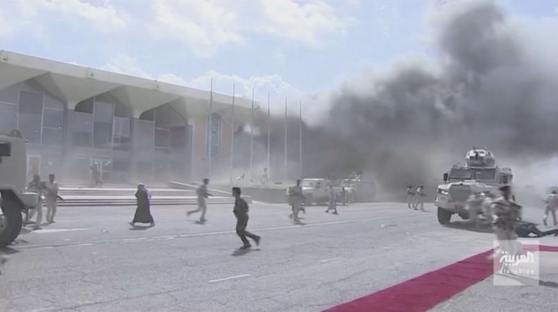 Governo internacionalmente reconhecido, cujos membros escaparam ilesos das explosões, atribuiu autoria da ação em Áden a insurgentes houthis, com quem está em guerra desde o fim de 2014; eles negaram envolvimento
