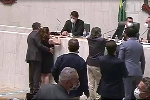 O deputado estadual Fernando Cury (Cidadania-SP) apalpa a colega Isa Penna (PSOL-SP) no plenário da Assembleia Legislativa de São Paulo