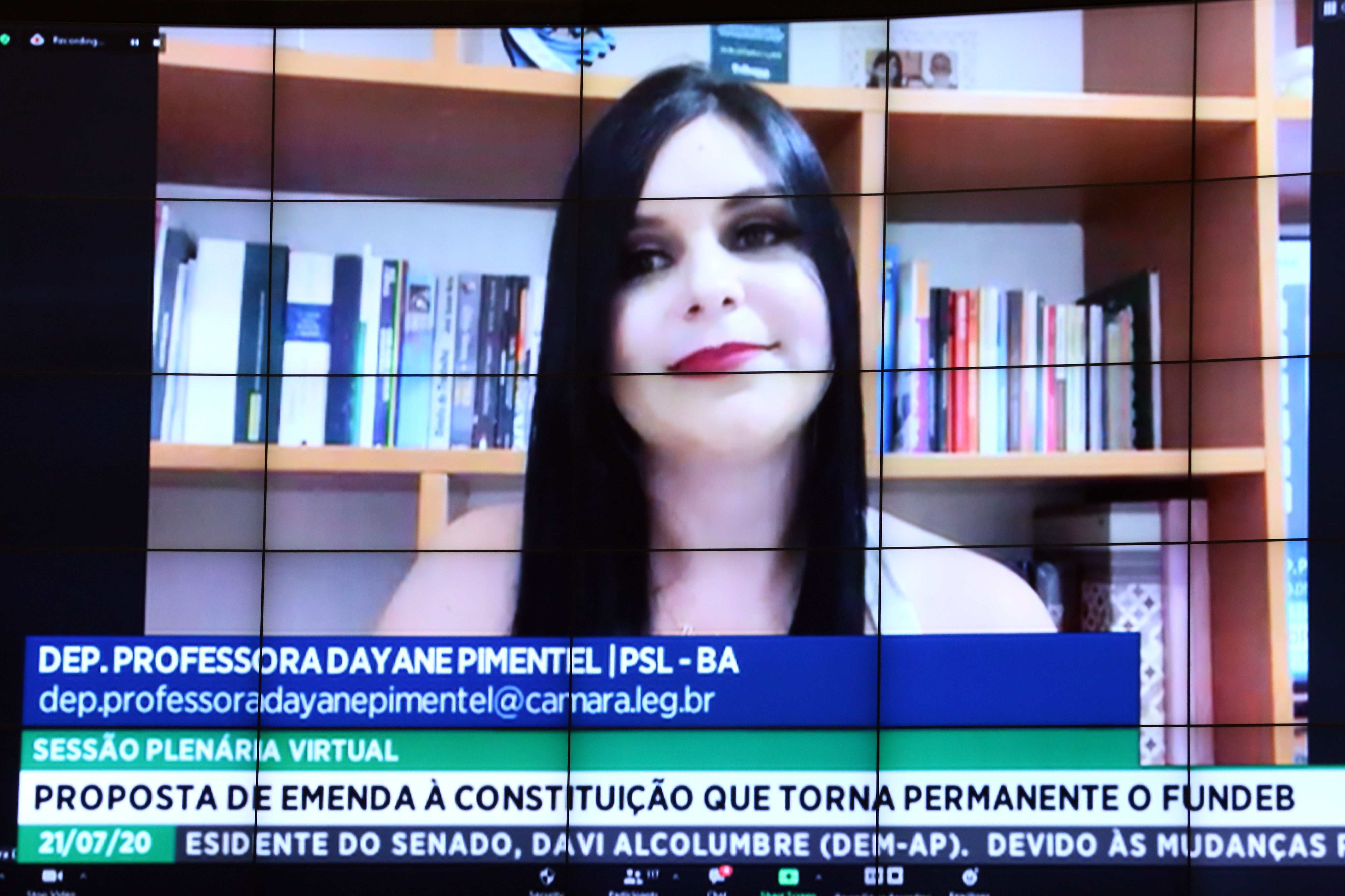 Na imagem, a deputada federal Professora Dayane Pimentel