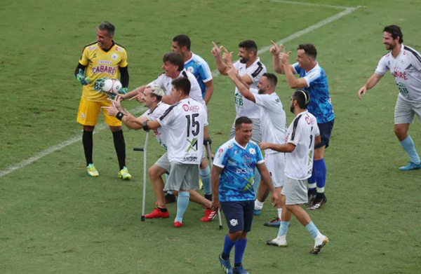 O presidente Jair Bolsonaro participou de tradicional jogo beneficente organizado pelo ex-jogador Narciso na Vila Belmiro, em Santos