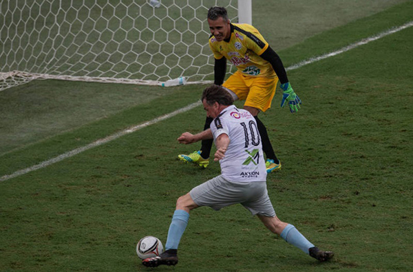O presidente Jair Bolsonaro marca um gol em jogo beneficente em Santos (SP)