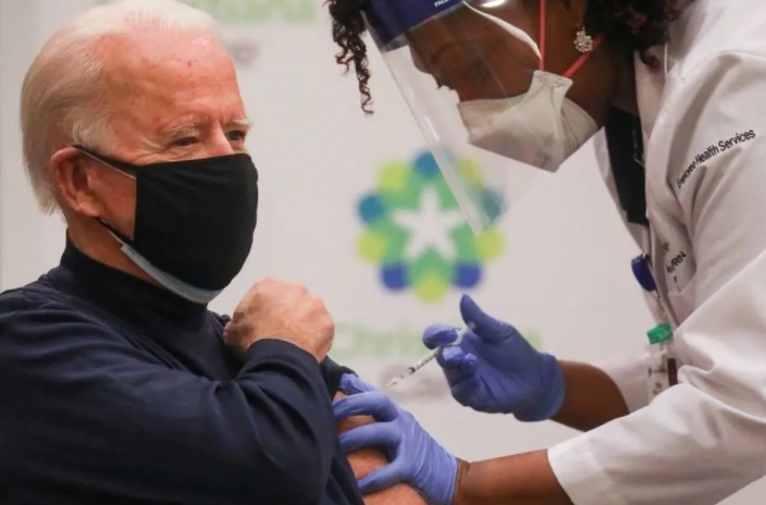 O presidente eleito dos EUA Joe Biden é imunizado contra o coronavírus
