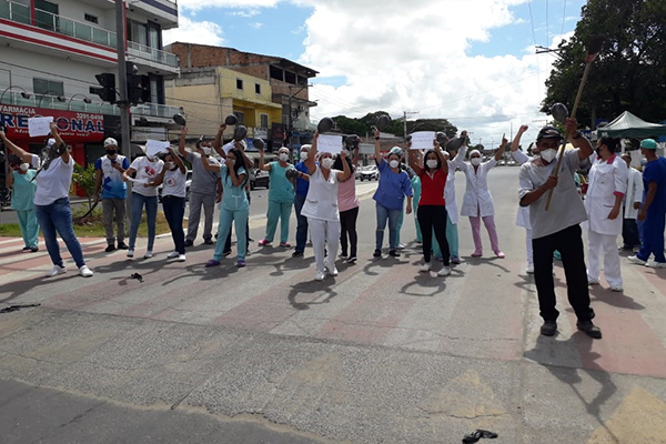 Profissionais de saúde do Hospital Municipal de Teixeira de Freitas e da Unidade de Pronto Atendimento (UPA) realizaram manifestação 