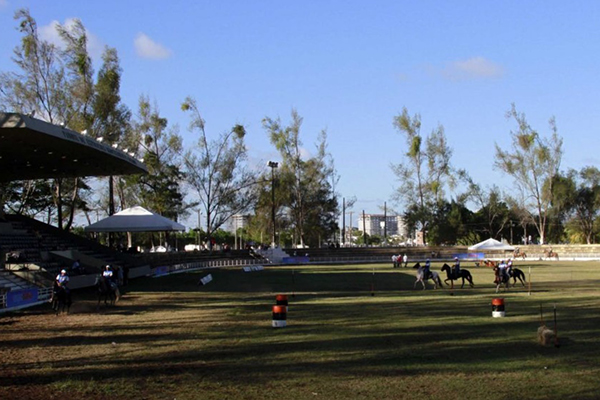 Democratas Paulo Azi e Sandro Régis tentam impedir governador Rui Costa de negociar o equipamento