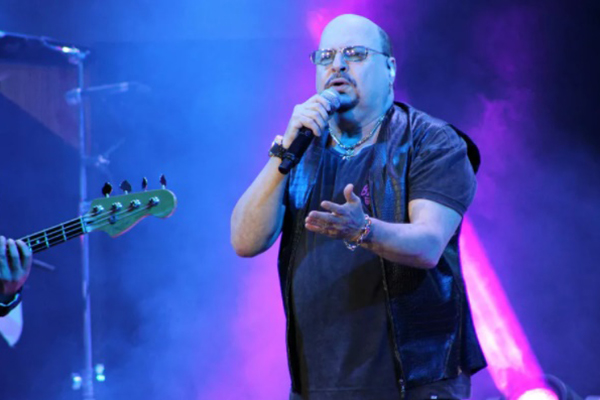 O cantor Paulo César Santos, o Paulinho, integrante do grupo Roupa Nova, morreu na noite desta segunda-feira (14), aos 68 anos