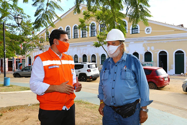 O diretor geral da Defesa Civil de Salvador (Codesal), Sosthenes Macêdo, com o engenheiro e velejador Aleixo Belov