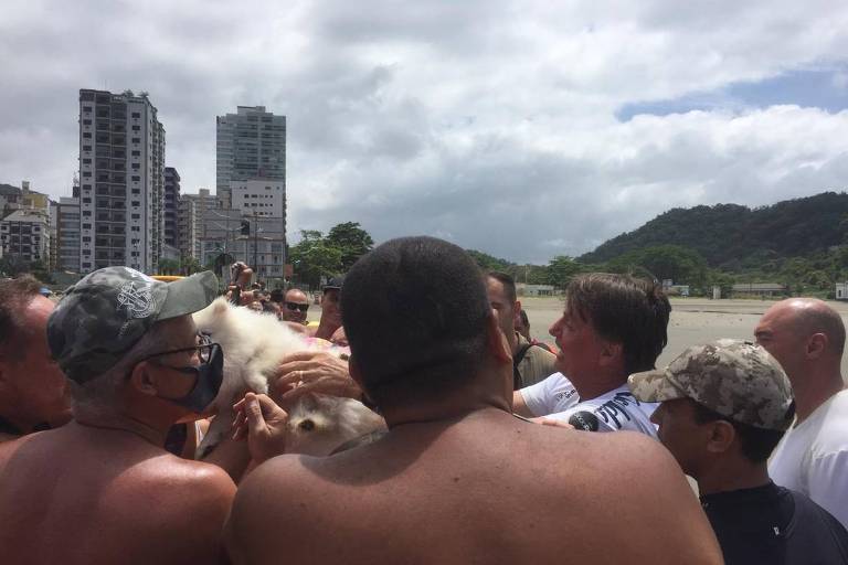 Imagem de Bolsonaro repete tour na Praia Grande, em SP, e ignora pandemia da Covid em contato com banhistas Imagem de Bolsonaro repete tour na Praia Grande, em SP, e ignora pandemia da Covid em contato com banhistas