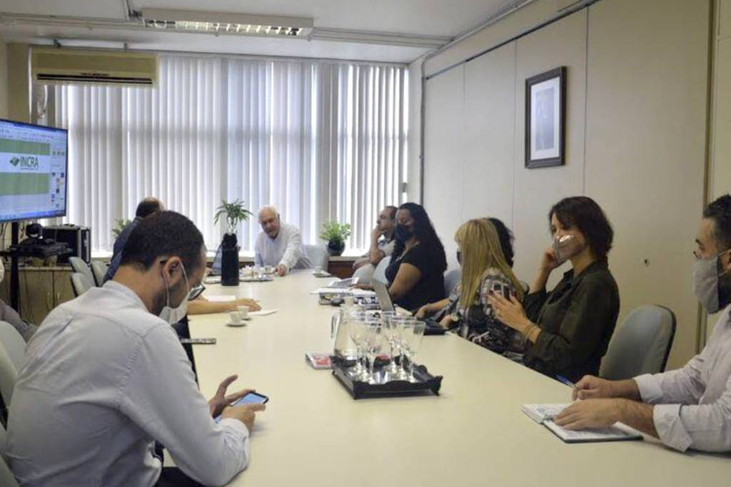 O superintendente do Incra-RS, Tarso Teixeira (ao fundo), participa sem máscara de reunião na autarquia, em novembr