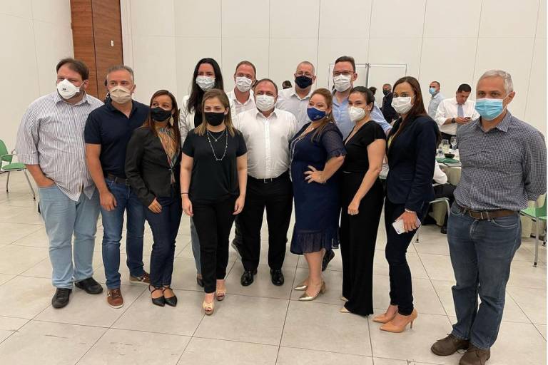 Médicos da força-tarefa do tratamento precoce posam para foto com Eduardo Pazuello 