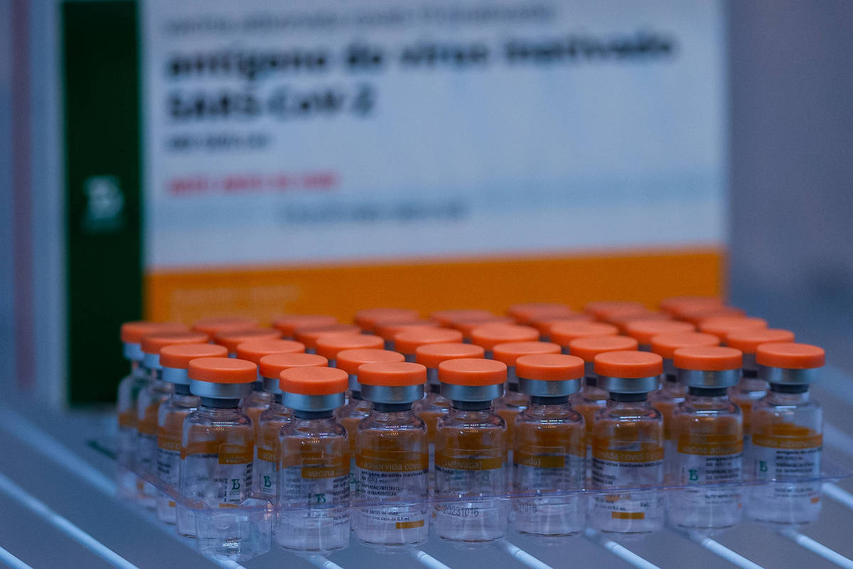 Carregamento com imunizantes prontos vem da China Carregamento com imunizantes prontos vem da China