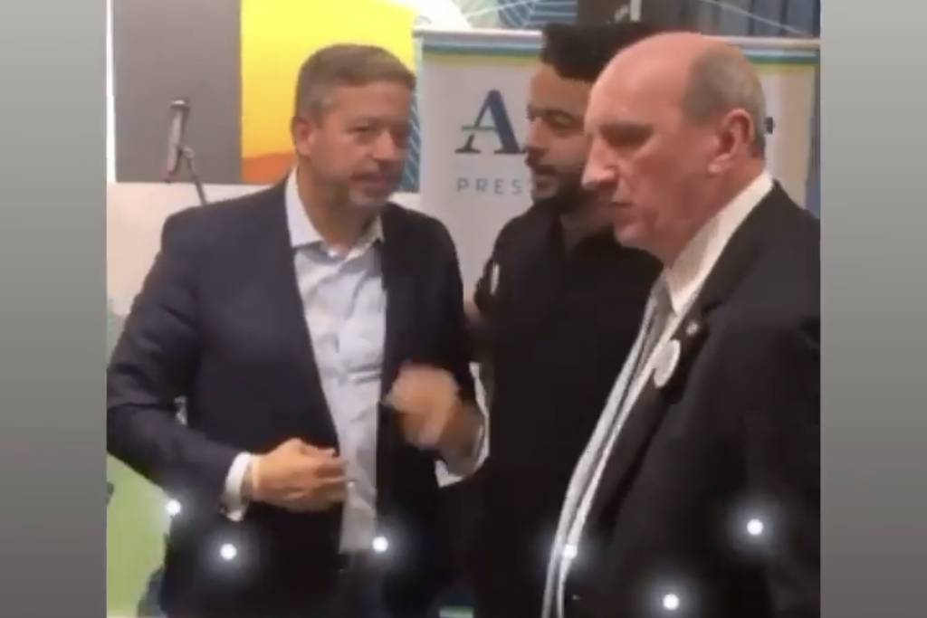 Em meio à pandemia, Arthur Lira aparece em festa com aglomeração