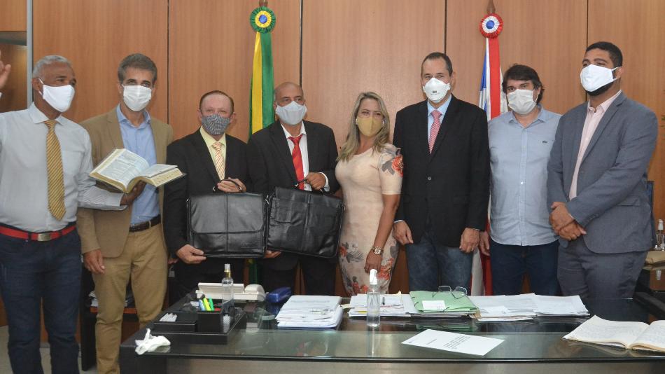 Ambos eram parlamentares na legislatura passada, mas as últimas eleições os deixaram na primeira e segunda suplência do bloco governista