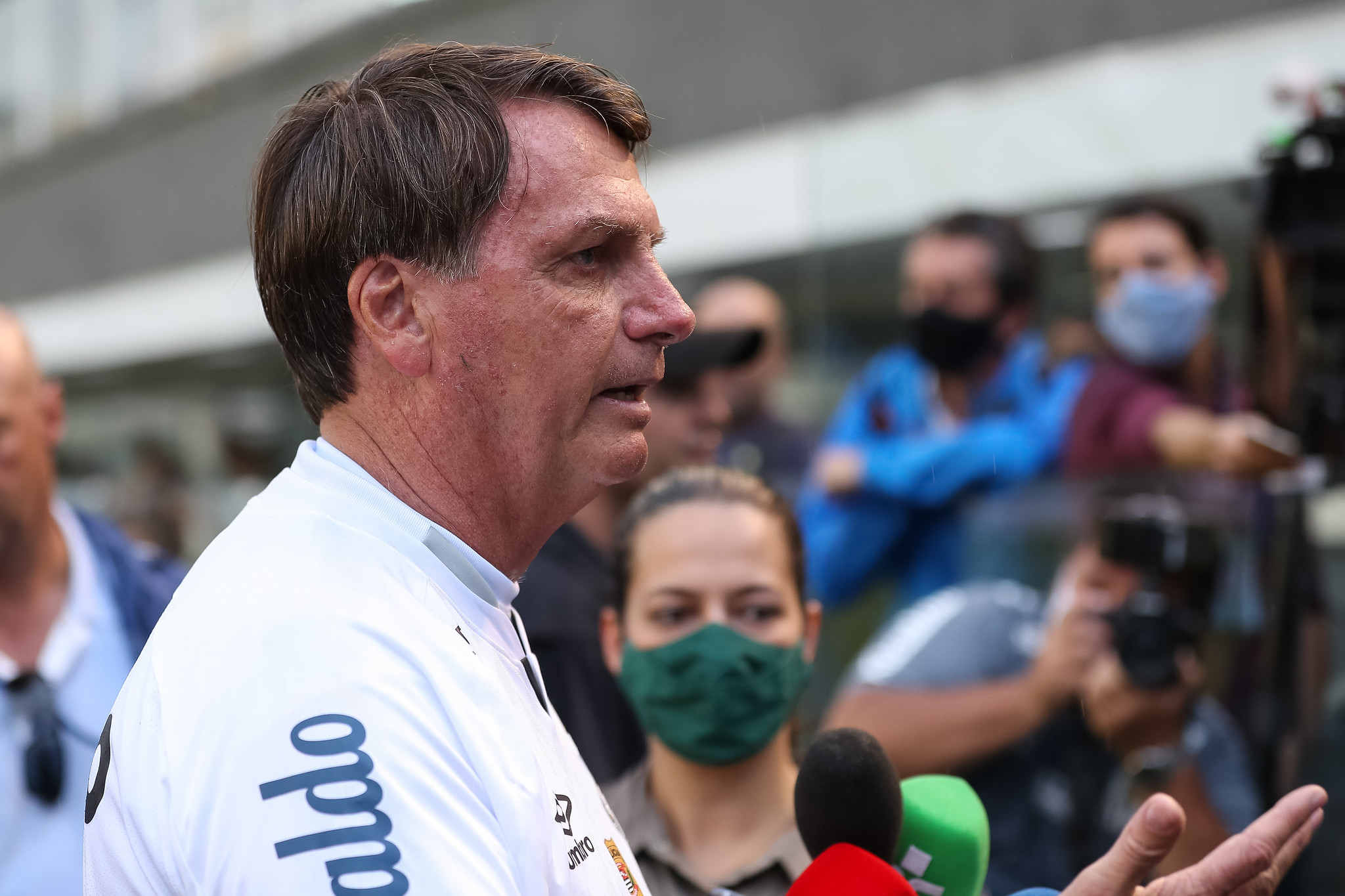 Presidente ignorou episódio recente de reinfecção pela doença, além de pacientes que não desenvolveram níveis detectáveis de anticorpos