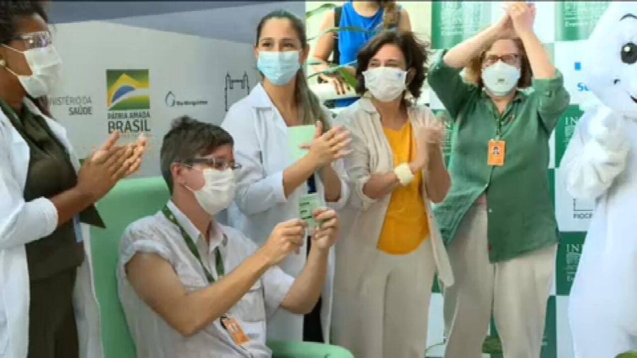 Estevão Portela fez parte de um grupo de dez trabalhadores da Fiocruz imunizados, escolhidos por estarem na linha de frente do atendimento a pacientes do Centro Hospitalar da instituição