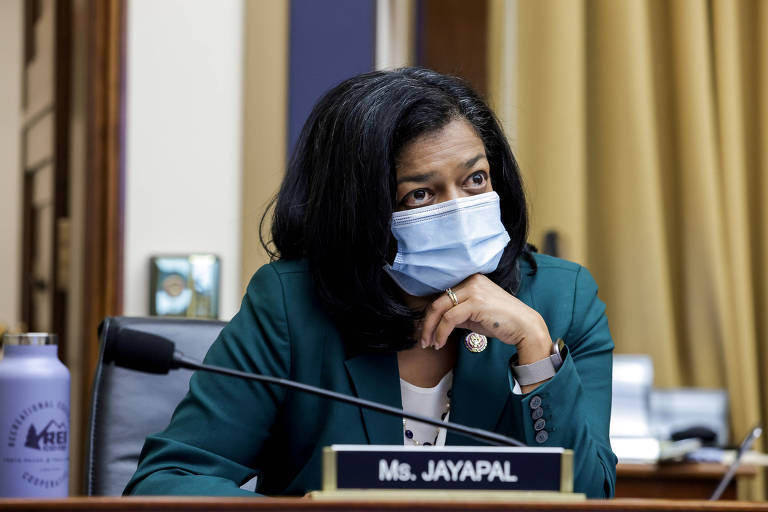 A deputada democrata Pramila Jayapal durante audiência no Capitólio, sede do Congresso dos EUA em Washington