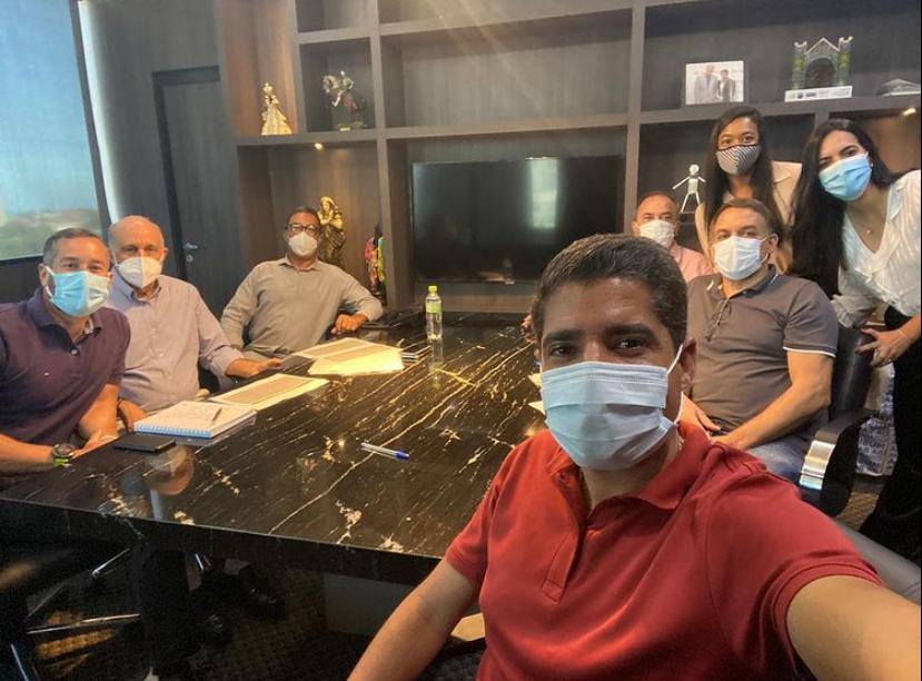 Na imagem, o ex-prefeito ACM Neto aparece ao lado da sua atual equipe política 