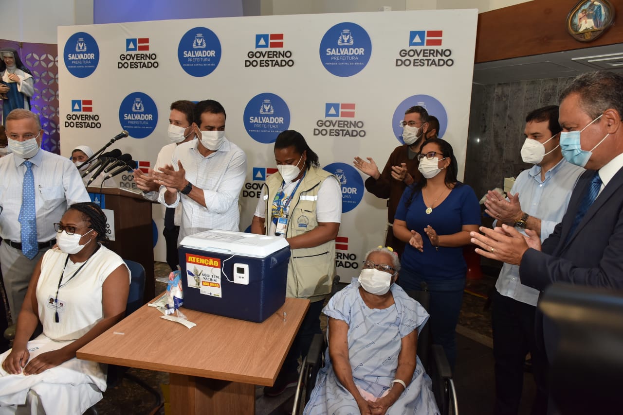 A enfermeira Maria Angélica, de 53 anos, que atua na linha de frente contra a doença, foi a primeira a ser imunizada; na sequência foi a vez da idosa Lícia Pereira, de 86 anos A enfermeira Maria Angélica, de 53 anos, que atua na linha de frente contra a doença, foi a primeira a ser imunizada; na sequência foi a vez da idosa Lícia Pereira, de 86 anos