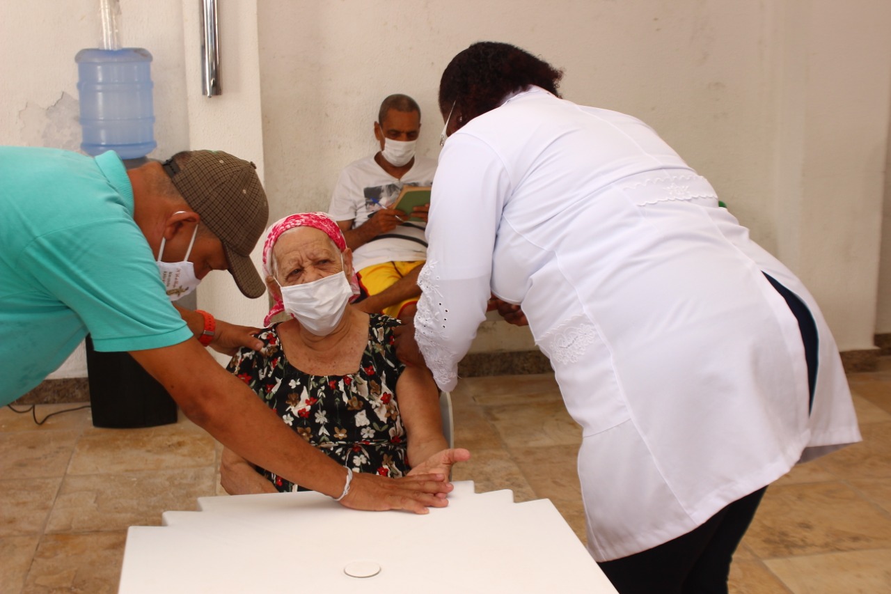 O MP solicita que o município de Salvador informe quais são as 73 ILPIs que receberão a equipe de vacinação e o número total de idosos já vacinados e quanto se pretende vacinar O MP solicita que o município de Salvador informe quais são as 73 ILPIs que receberão a equipe de vacinação e o número total de idosos já vacinados e quanto se pretende vacinar