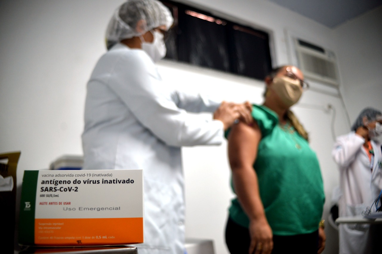 A imunização dos idosos prossegue com escalonamento de turno, para evitar filas nos postos fixos e de drive-thru