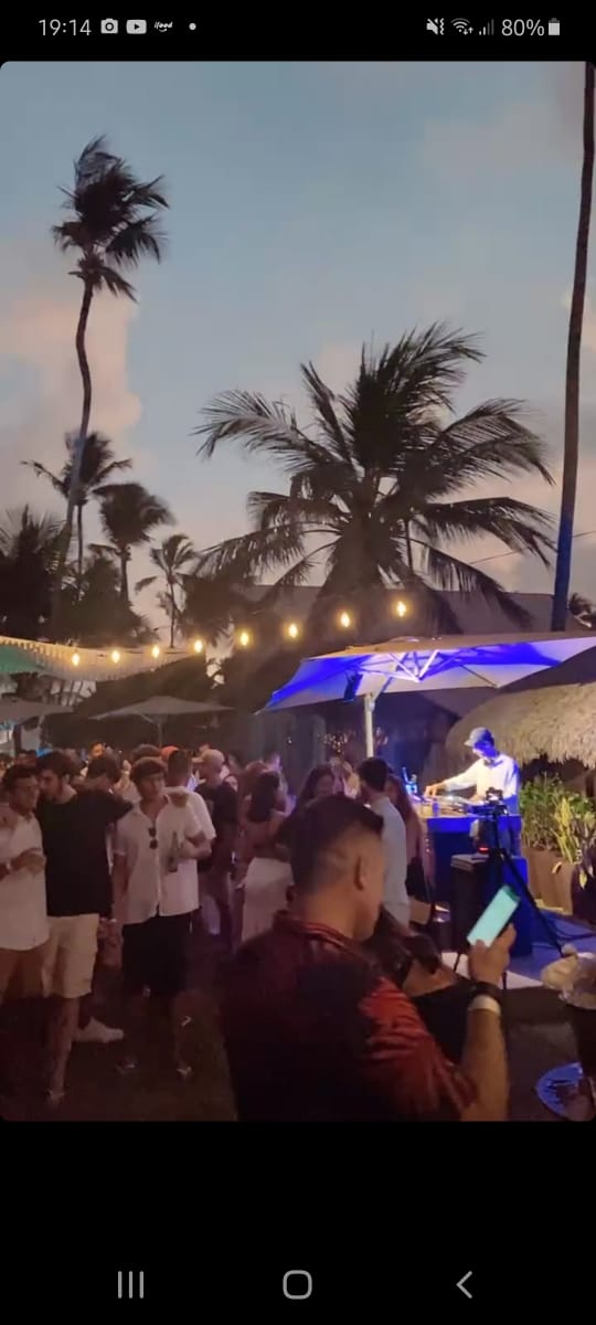 Praia do Forte tem festa com som alto de cobrança de ingresso Praia do Forte tem festa com som alto de cobrança de ingresso