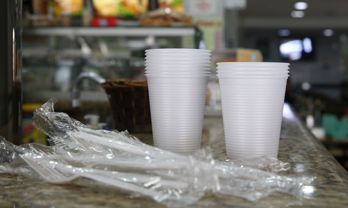 Bares, hotéis e restaurantes que fornecerem utensílios pagarão multas Bares, hotéis e restaurantes que fornecerem utensílios pagarão multas