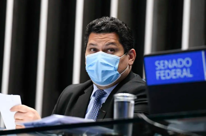 O senador Davi Alcolumbre (DEM-AP) vota em seu sucessor, Rodrigo Pacheco (DEM-MG) na noite de segunda O senador Davi Alcolumbre (DEM-AP) vota em seu sucessor, Rodrigo Pacheco (DEM-MG) na noite de segunda