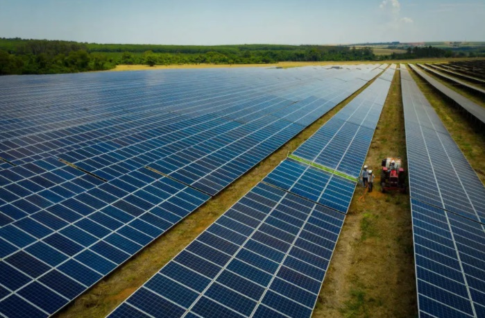 A energia solar atraiu no ano passado investimentos de R$ 13 bilhões, 52% a mais do que em 2019, incluindo grandes usinas e a geração distribuída A energia solar atraiu no ano passado investimentos de R$ 13 bilhões, 52% a mais do que em 2019, incluindo grandes usinas e a geração distribuída