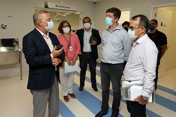 O secretário da Saúde da Bahia, Fábio Vilas-Boas, recebe delegação do Hospital Israelita Albert Einstein