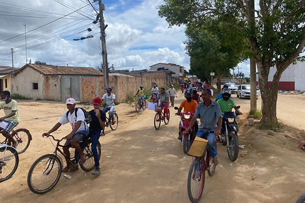 Profissionais de limpeza urbana, coleta e transporte de resíduos sólidos domiciliares e comerciais de Teixeira de Freitas foram cobrar seus direitos trabalhista