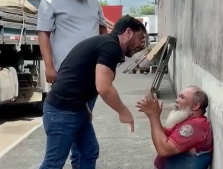 Nos comentários, seguidores questionaram o fato de o ex-parlamentar não ser policial e ter chutado o homem já "rendido"