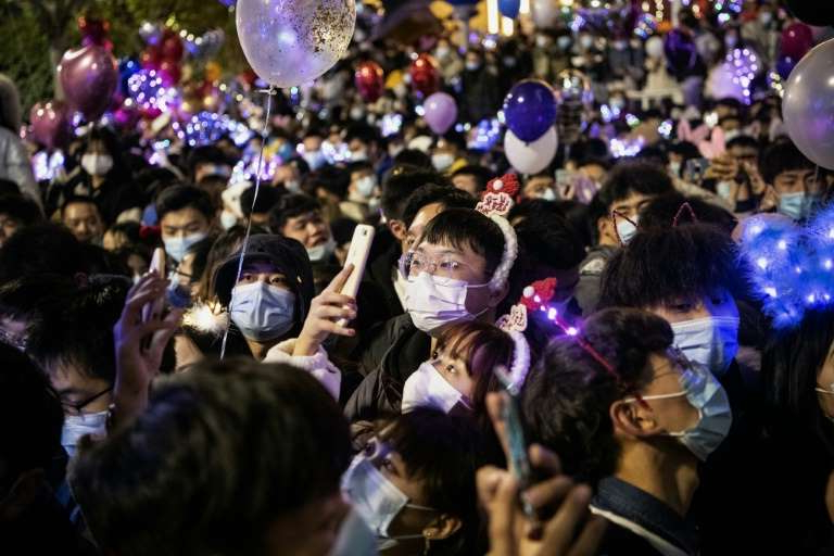 Primeiro epicentro da pandemia do novo coronavírus teve grande aglomeração durante o réveillon
