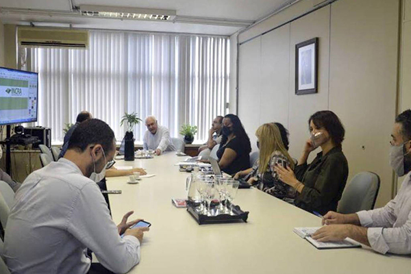 O superintendente do Incra-RS, Tarso Teixeira (ao fundo), participa sem máscara de reunião na autarquia, em novembro