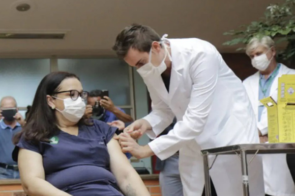 Número de pessoas vacinadas contra a Covid-19 no Brasil chegou nesta terça-feira, 26, a 844.015