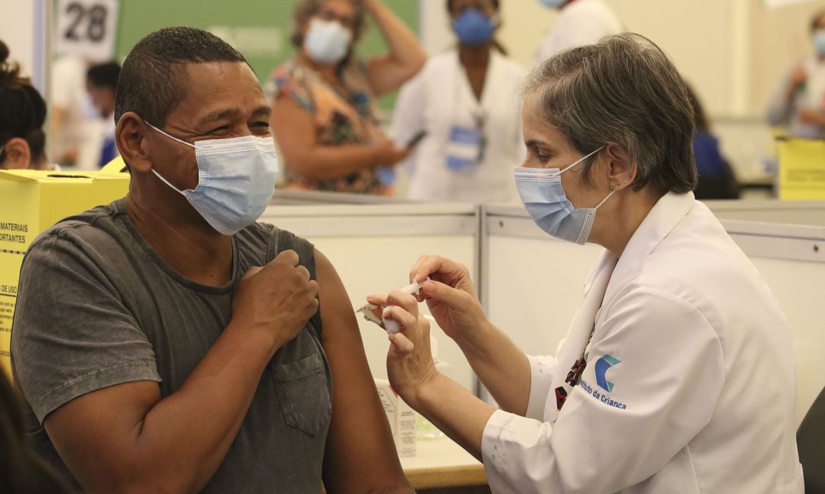 O número de pessoas vacinadas contra a Covid-19 no Brasil chegou nesta quinta-feira, 28, a 1.509.826 O número de pessoas vacinadas contra a Covid-19 no Brasil chegou nesta quinta-feira, 28, a 1.509.826