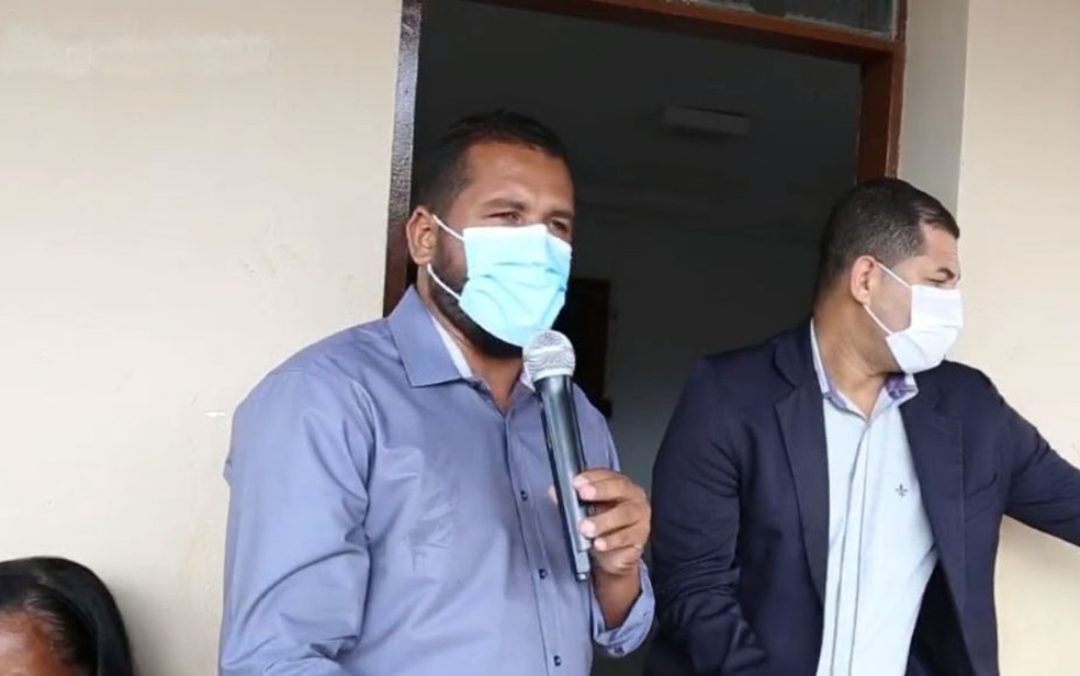 Até dezembro, Tiago Dias vai receber apenas um salário mínimo, diferente da remuneração de R$ 15 mil do cargo. Ele, que é agricultor, também chamou atenção durante a ida para posse