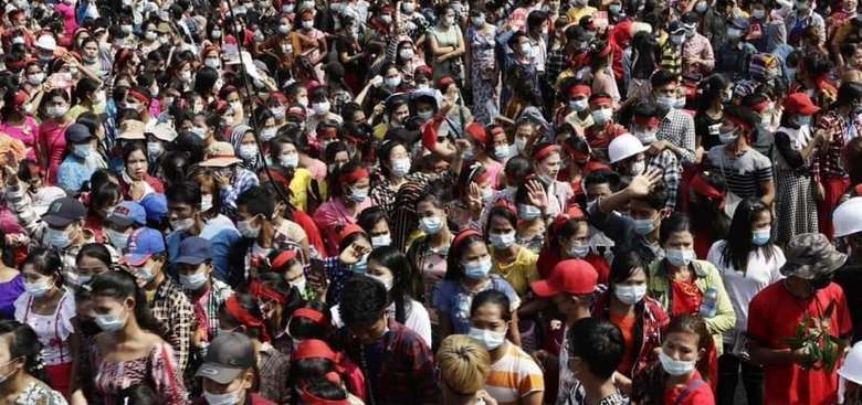Duas semanas após golpe de Estado, protestos contra o Exército continuam ocorrendo nas principais cidades do país Duas semanas após golpe de Estado, protestos contra o Exército continuam ocorrendo nas principais cidades do país