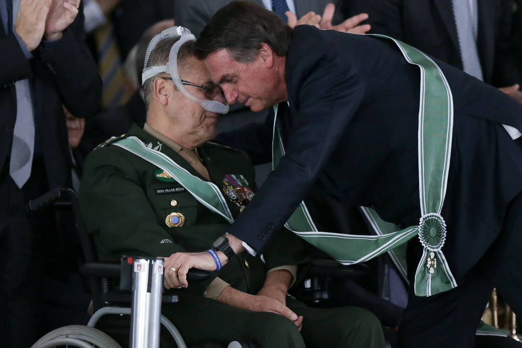 Bolsonaro e Villas Bôas na solenidade de despedida do general do Comando do Exército Bolsonaro e Villas Bôas na solenidade de despedida do general do Comando do Exército