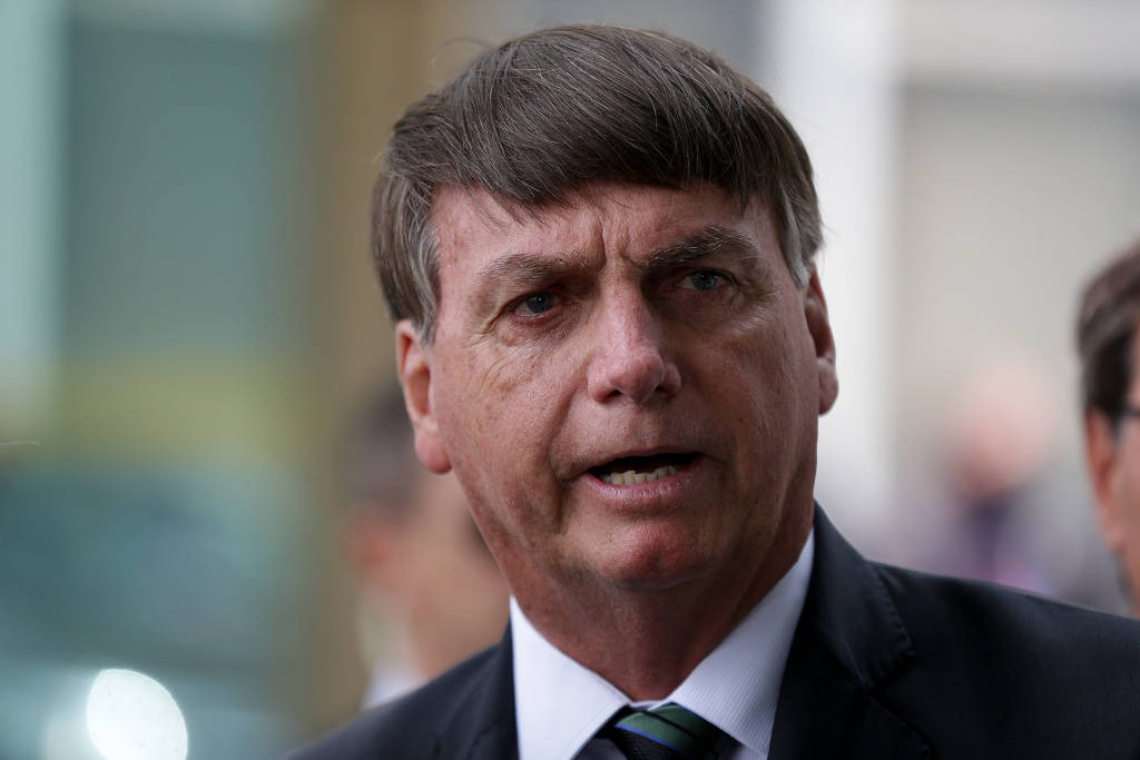 Jair Bolsonaro fala com a imprensa ao sair do Ministério da Economia, em Brasília