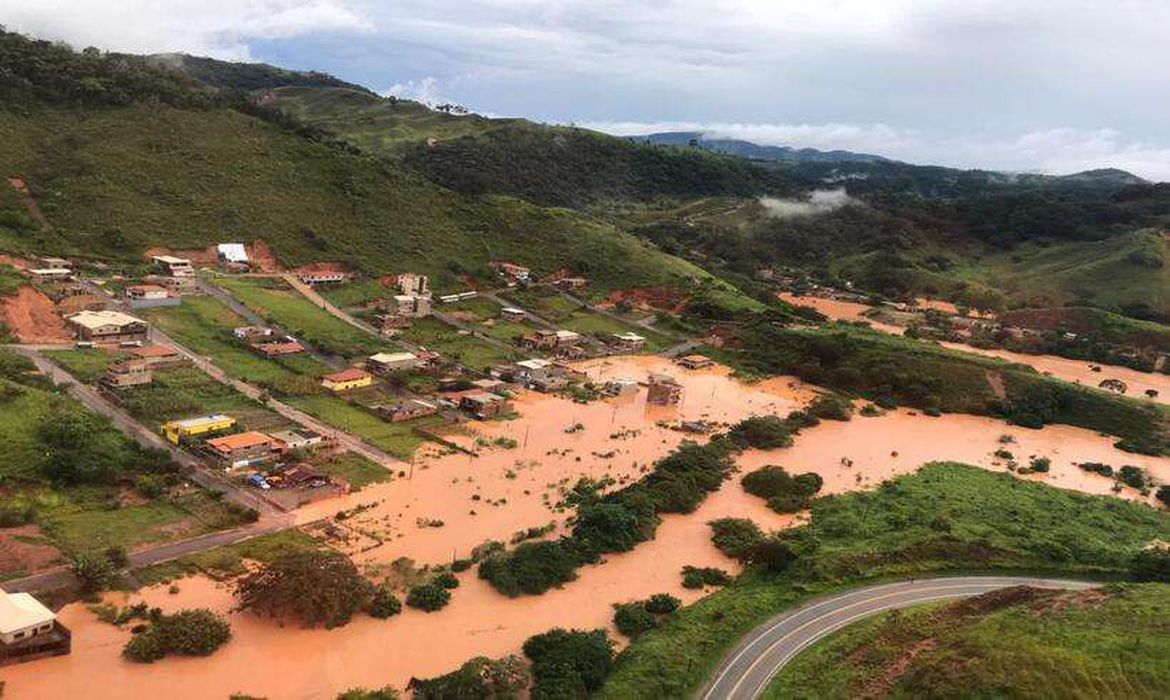 Água e lama invadiram posto de saúde que guardava os imunizantes
