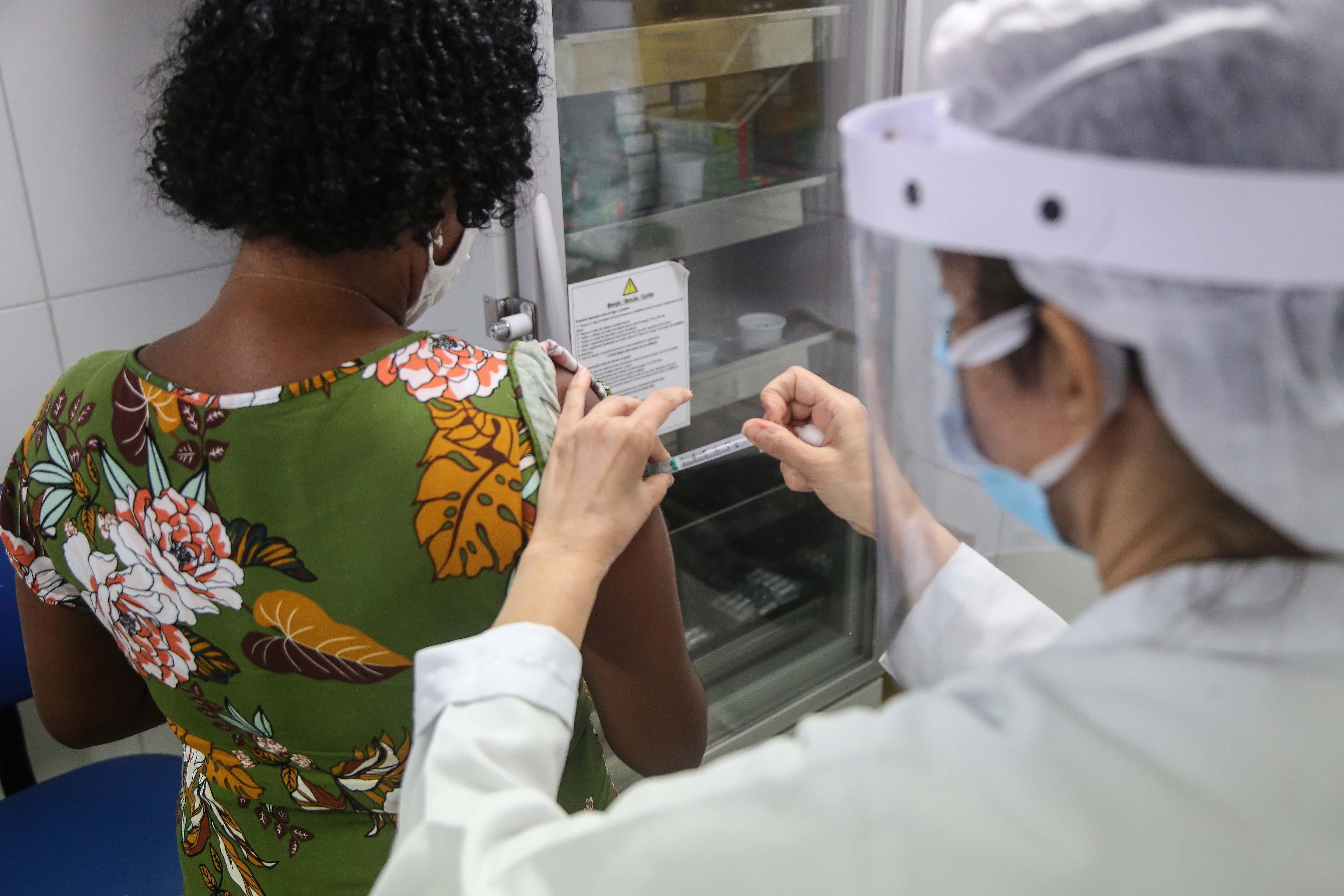 Tanto a doença como a vacina precisam de tempo para agir no corpo humano Tanto a doença como a vacina precisam de tempo para agir no corpo humano