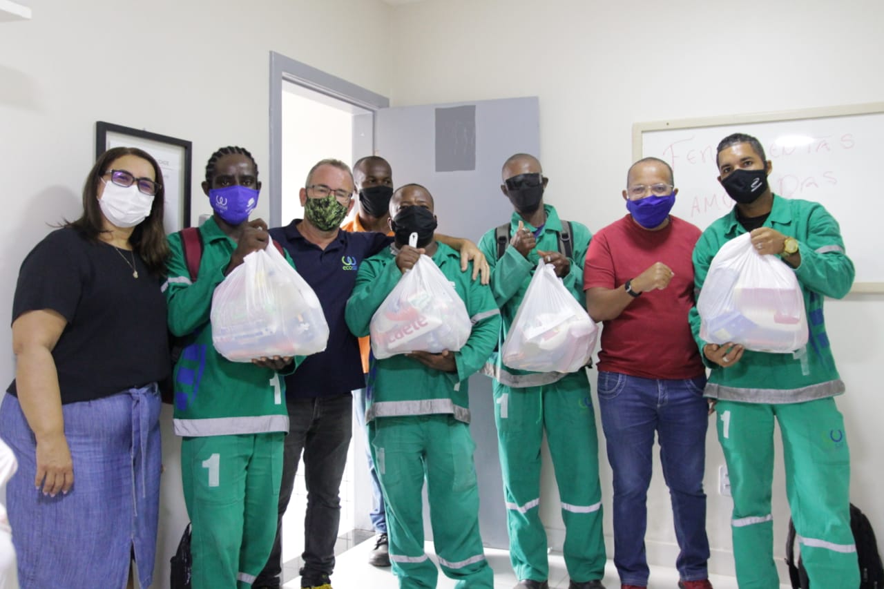 Os traabalhadores terceirizados de limpeza urbana em Salvador recebem cestas básicas das empresas