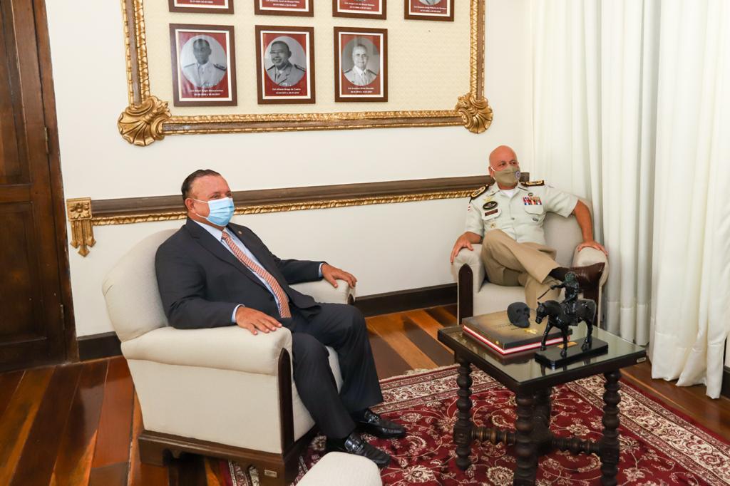 Adolfo Menezes e o coronel Paulo Coutinho Adolfo Menezes e o coronel Paulo Coutinho