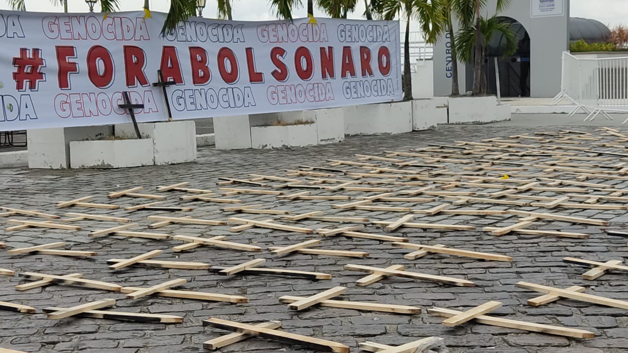 Os manifestantes espalharam diversas cruzes em homenagem às vítimas da Covid-19 em todo o país